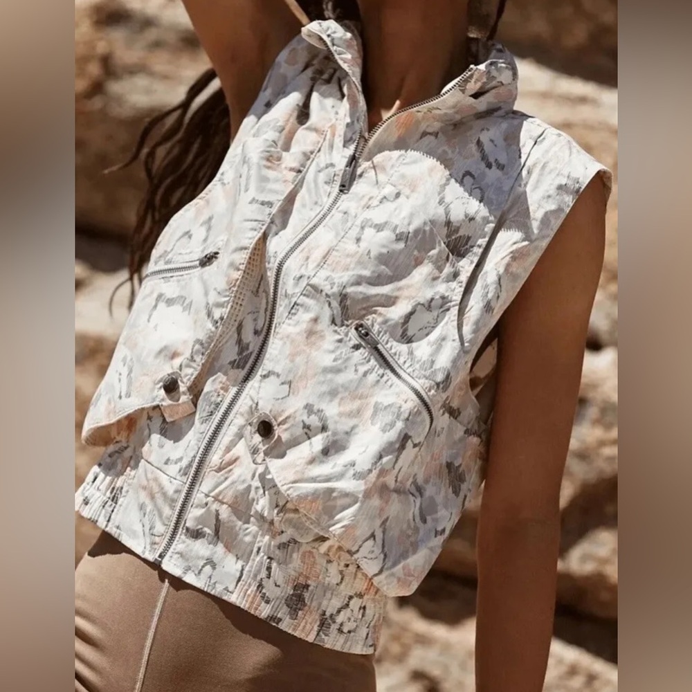 Free People FP MOVEMENT Off The Grid Zip up Vest Floral W/Hood Lightweight